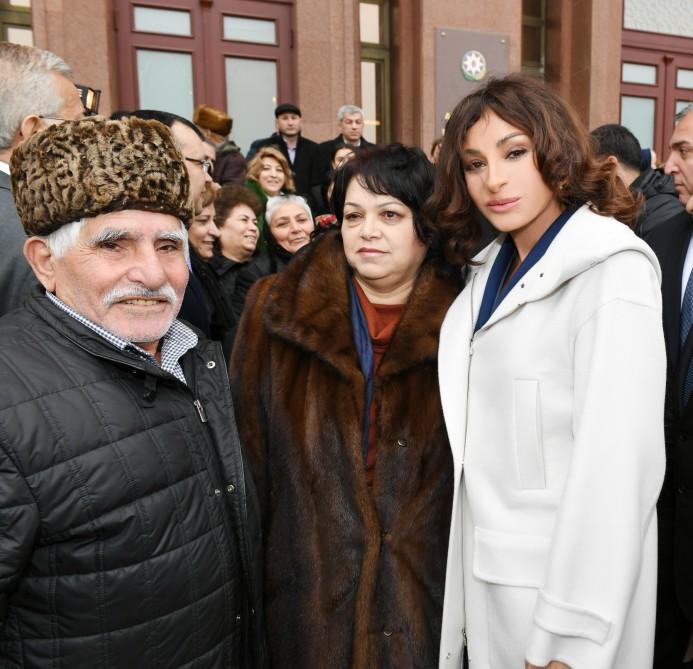President Ilham Aliyev, First Lady Mehriban Aliyeva meet martyr families (PHOTO)