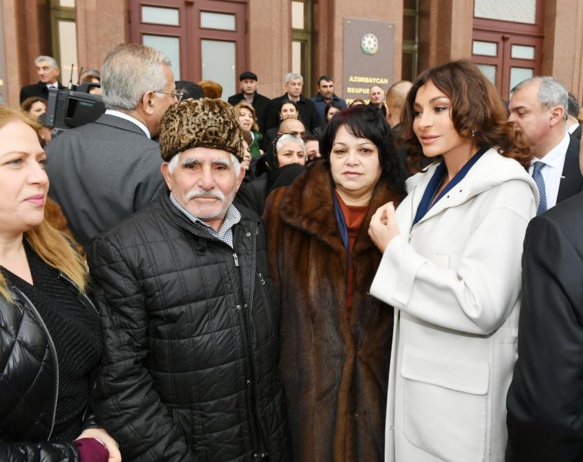 President Ilham Aliyev, First Lady Mehriban Aliyeva meet martyr families (PHOTO)