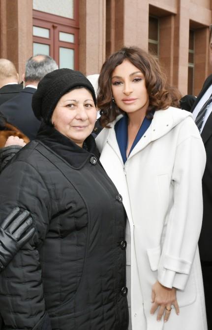 President Ilham Aliyev, First Lady Mehriban Aliyeva meet martyr families (PHOTO)