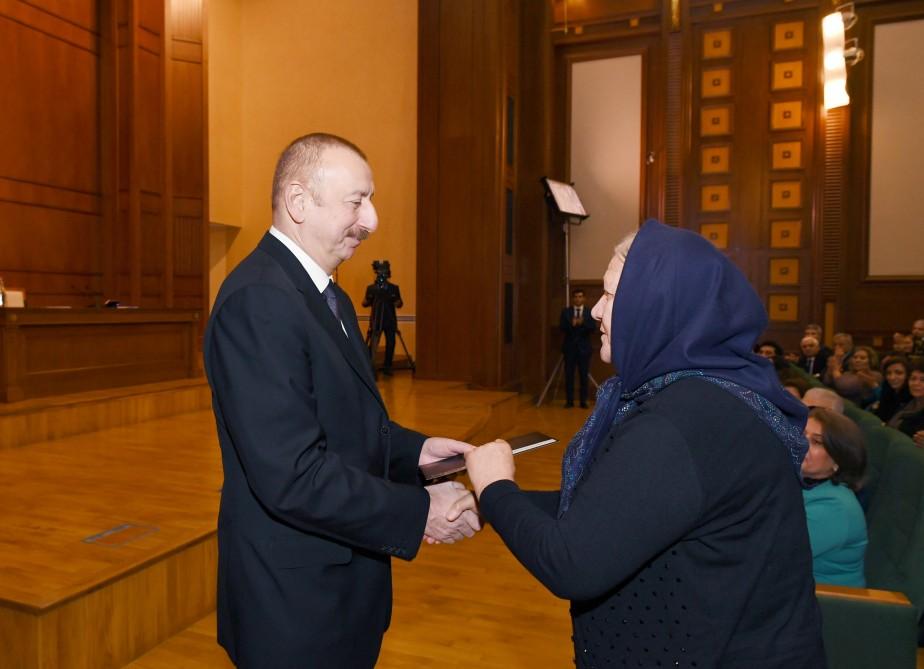 President Ilham Aliyev, First Lady Mehriban Aliyeva meet martyr families (PHOTO)