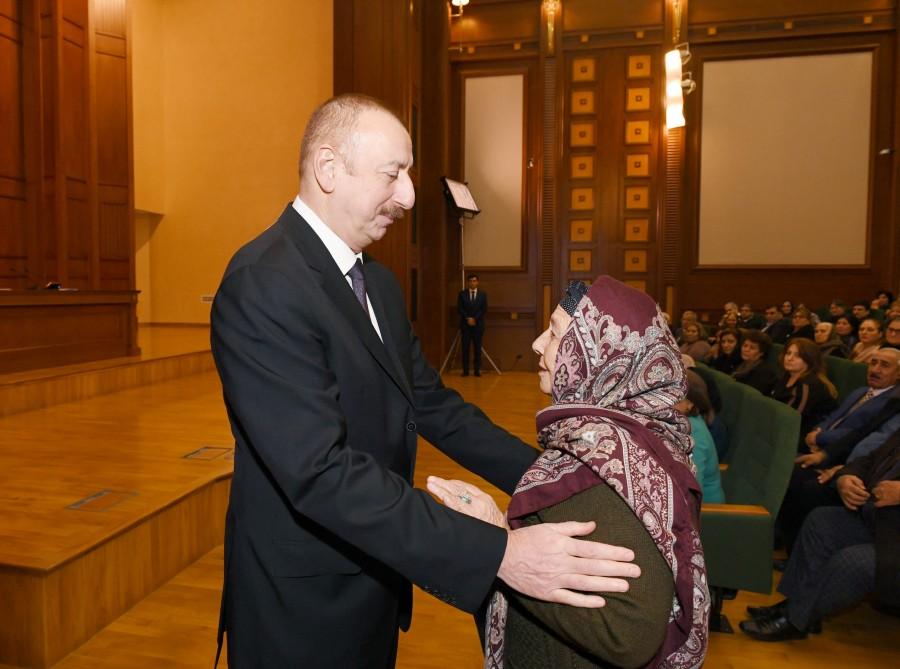 President Ilham Aliyev, First Lady Mehriban Aliyeva meet martyr families (PHOTO)