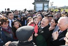 Azerbaijani president meets Sumgayit residents at seaside boulevard (PHOTO)