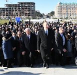 Azerbaijani president meets Sumgayit residents at seaside boulevard (PHOTO)