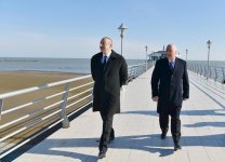 Azerbaijani president meets Sumgayit residents at seaside boulevard (PHOTO)
