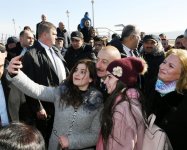 Azerbaijani president meets Sumgayit residents at seaside boulevard (PHOTO)