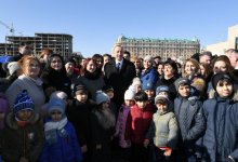 Azerbaijani president meets Sumgayit residents at seaside boulevard (PHOTO)