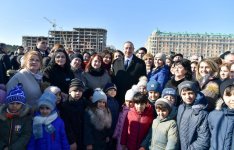 Azerbaijani president meets Sumgayit residents at seaside boulevard (PHOTO)