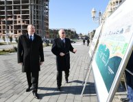 Azerbaijani president meets Sumgayit residents at seaside boulevard (PHOTO)