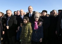Azerbaijani president meets Sumgayit residents at seaside boulevard (PHOTO)