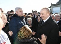 Azerbaijani president meets Sumgayit residents at seaside boulevard (PHOTO)