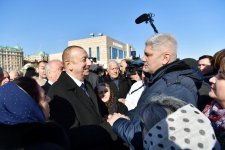 Azerbaijani president meets Sumgayit residents at seaside boulevard (PHOTO)