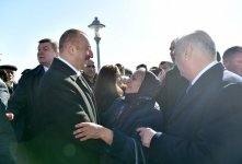 Azerbaijani president meets Sumgayit residents at seaside boulevard (PHOTO)