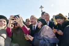 Azerbaijani president meets Sumgayit residents at seaside boulevard (PHOTO)