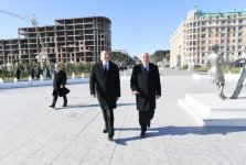 Azerbaijani president meets Sumgayit residents at seaside boulevard (PHOTO)