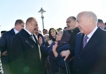 Azerbaijani president meets Sumgayit residents at seaside boulevard (PHOTO)