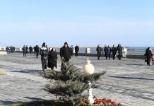 Azerbaijani president meets Sumgayit residents at seaside boulevard (PHOTO)