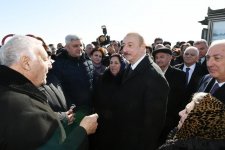 Azerbaijani president meets Sumgayit residents at seaside boulevard (PHOTO)