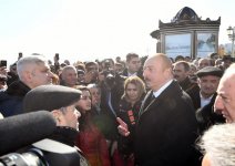 Azerbaijani president meets Sumgayit residents at seaside boulevard (PHOTO)