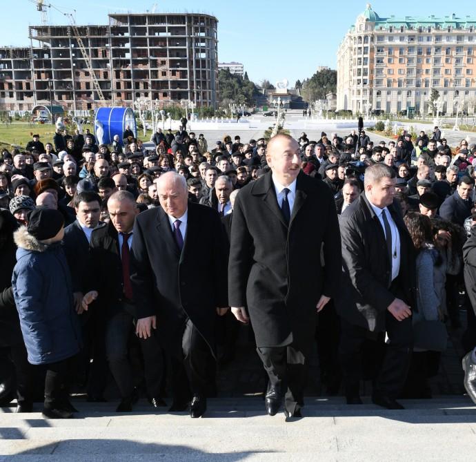 Azerbaijani president meets Sumgayit residents at seaside boulevard (PHOTO)