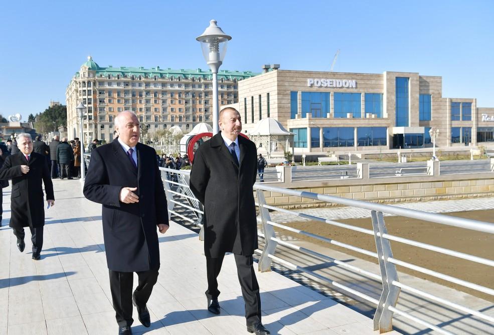 Azerbaijani president meets Sumgayit residents at seaside boulevard (PHOTO)