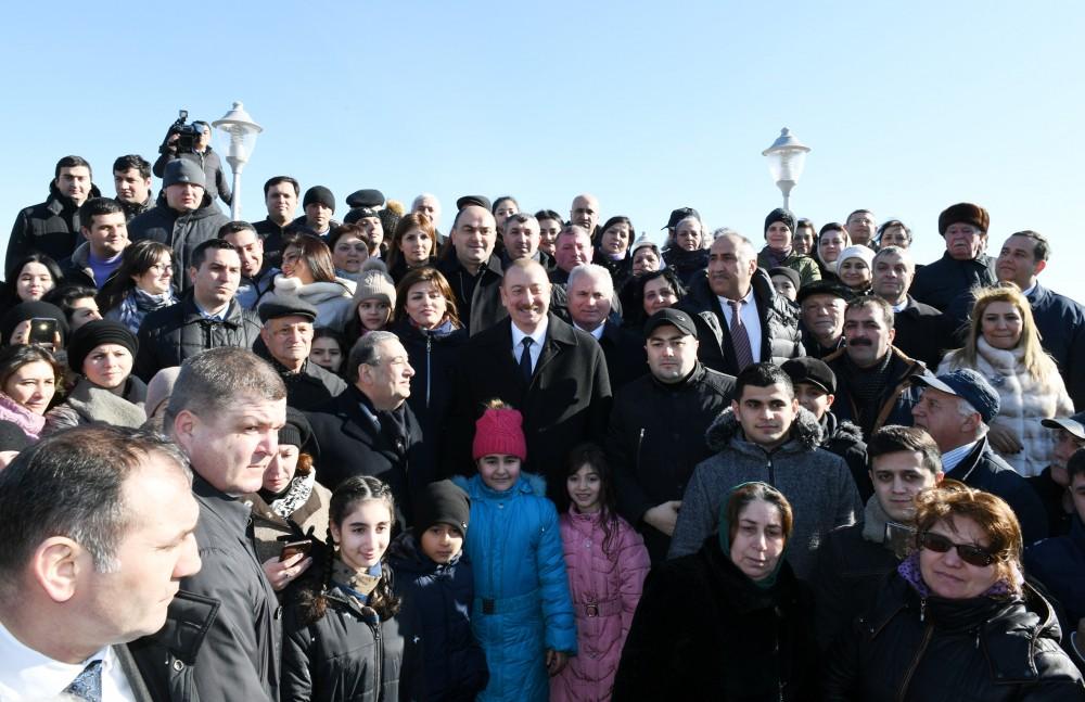 Azerbaijani president meets Sumgayit residents at seaside boulevard (PHOTO)