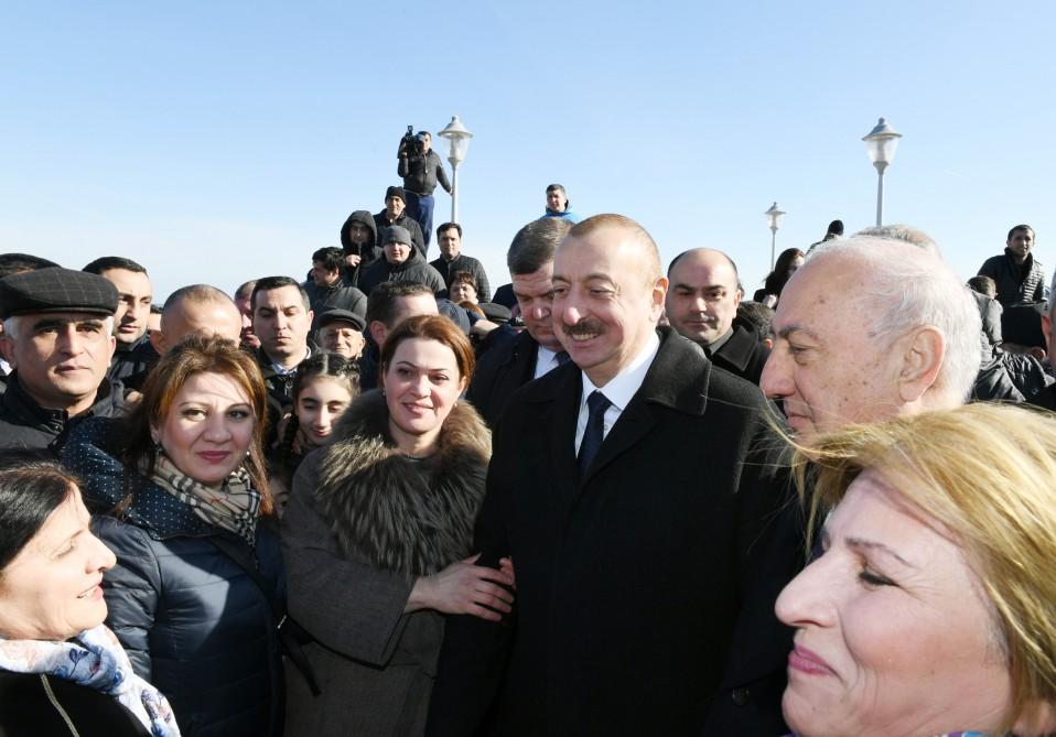 Azerbaijani president meets Sumgayit residents at seaside boulevard (PHOTO)