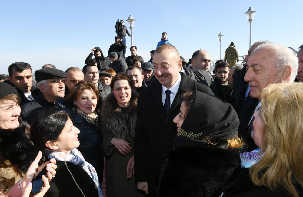Azerbaijani president meets Sumgayit residents at seaside boulevard (PHOTO)