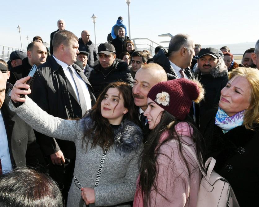 Azerbaijani president meets Sumgayit residents at seaside boulevard (PHOTO)