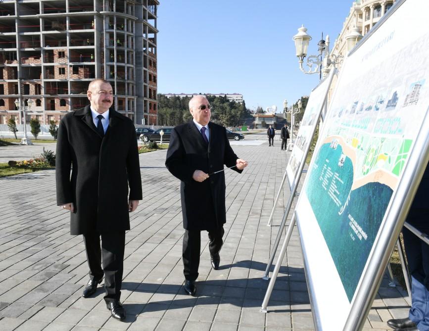 Azerbaijani president meets Sumgayit residents at seaside boulevard (PHOTO)