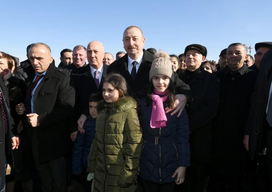 Azerbaijani president meets Sumgayit residents at seaside boulevard (PHOTO)