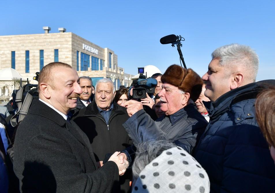 Azerbaijani president meets Sumgayit residents at seaside boulevard (PHOTO)