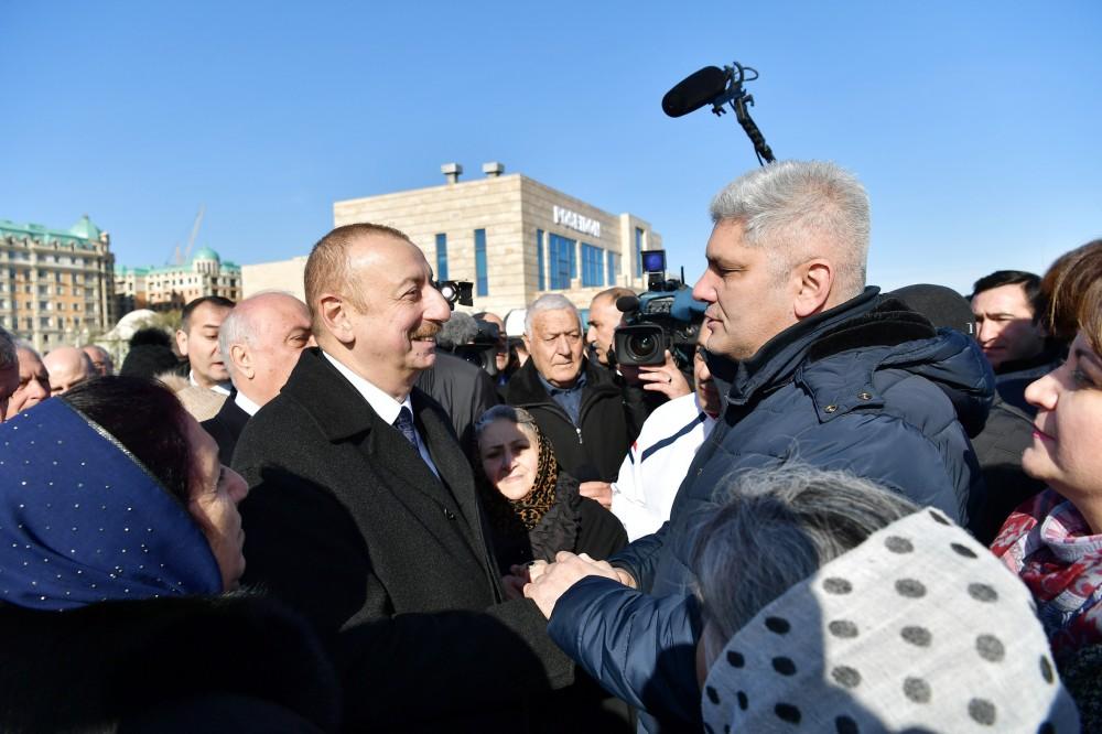Azerbaijani president meets Sumgayit residents at seaside boulevard (PHOTO)