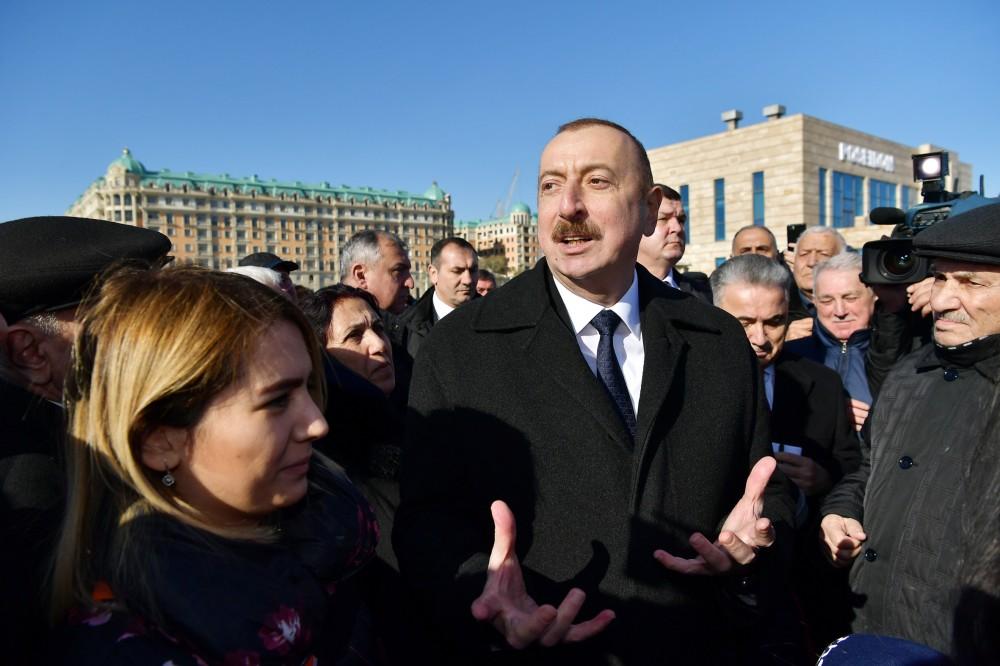 Azerbaijani president meets Sumgayit residents at seaside boulevard (PHOTO)