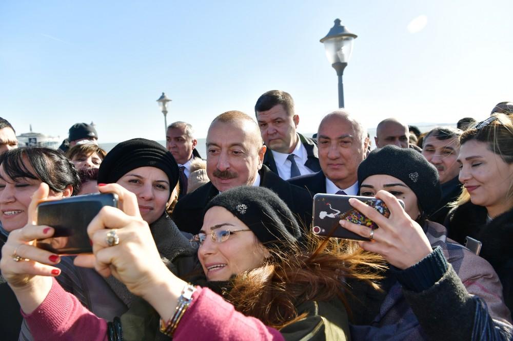 Azerbaijani president meets Sumgayit residents at seaside boulevard (PHOTO)