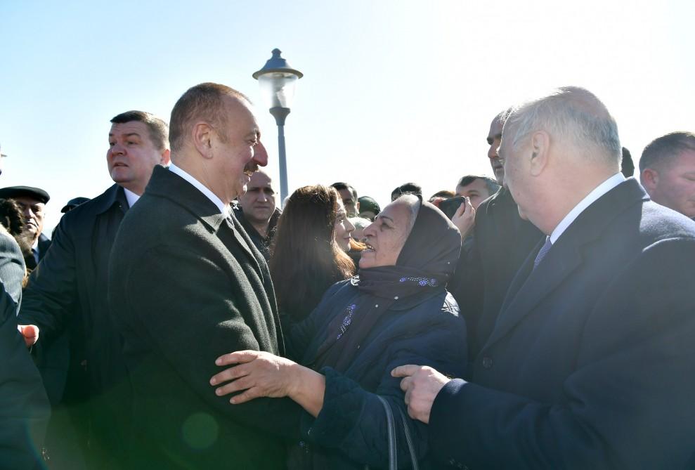 Azerbaijani president meets Sumgayit residents at seaside boulevard (PHOTO)