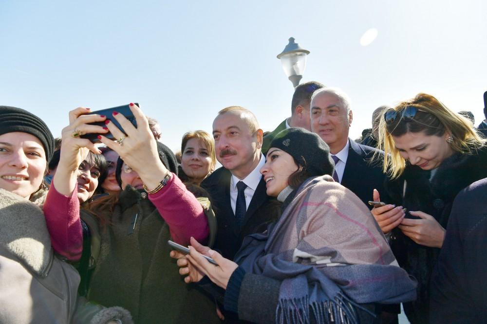 Azerbaijani president meets Sumgayit residents at seaside boulevard (PHOTO)