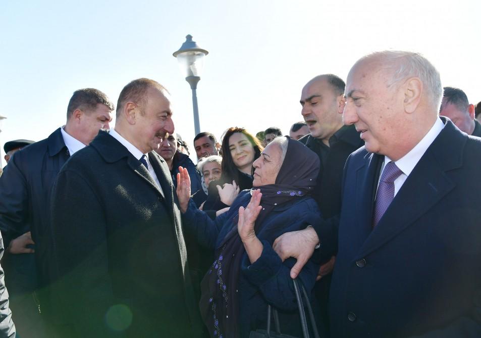 Azerbaijani president meets Sumgayit residents at seaside boulevard (PHOTO)