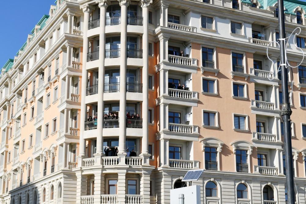 Azerbaijani president meets Sumgayit residents at seaside boulevard (PHOTO)
