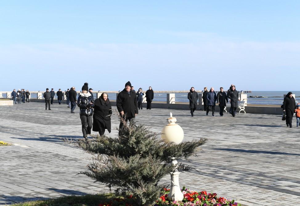 Azerbaijani president meets Sumgayit residents at seaside boulevard (PHOTO)