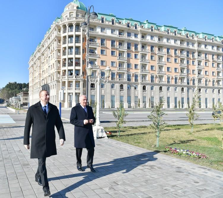 Azerbaijani president meets Sumgayit residents at seaside boulevard (PHOTO)