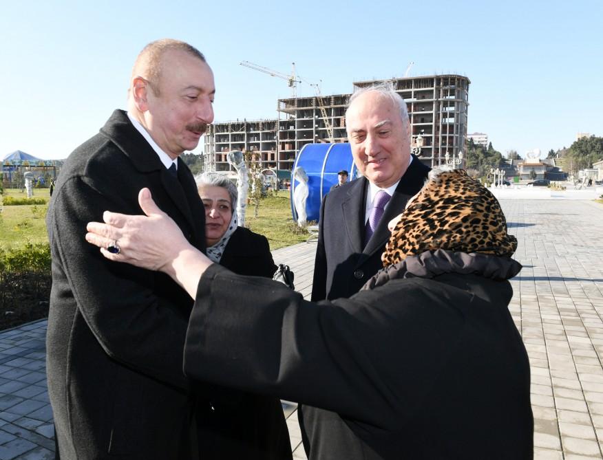 Azerbaijani president meets Sumgayit residents at seaside boulevard (PHOTO)