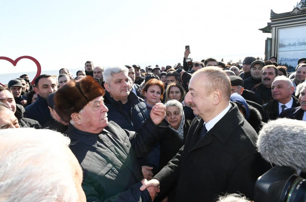 Azerbaijani president meets Sumgayit residents at seaside boulevard (PHOTO)
