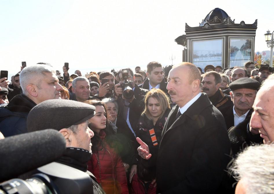 Azerbaijani president meets Sumgayit residents at seaside boulevard (PHOTO)