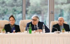 Azerbaijani president, first lady meet culture, art figures (PHOTO)
