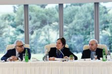 Azerbaijani president, first lady meet culture, art figures (PHOTO)