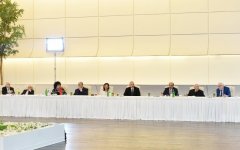 Azerbaijani president, first lady meet culture, art figures (PHOTO)