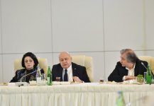 Azerbaijani president, first lady meet culture, art figures (PHOTO)
