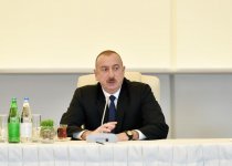 Azerbaijani president, first lady meet culture, art figures (PHOTO)