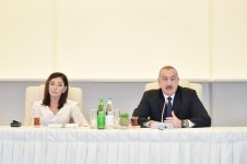 Azerbaijani president, first lady meet culture, art figures (PHOTO)