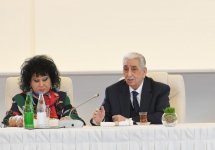 Azerbaijani president, first lady meet culture, art figures (PHOTO)